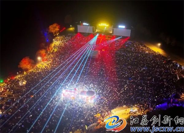 南京银杏湖第六届花火音乐狂欢节璀璨启幕  跨年盛宴点亮城市夜空